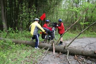 De l'entraide pour passer les vélos par-dessus un arbre
