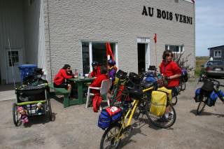 Diner sur la table à picnic Au Bois Verni